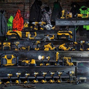 Dewalt alat DWE560 1350W POTEZNA KRUŽNA PILA 184mm, KARTONSKA AMBALAŽA